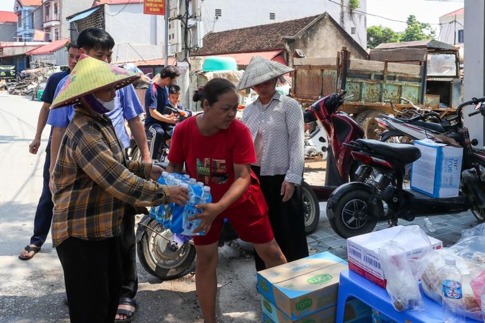 Từ khắp mọi miền, nhiều đoàn thể, cá nhân đã tới Bắc Ninh, Thái Nguyên mang theo lương thực, áo phao, nước... để hỗ trợ bà con nơi đây.