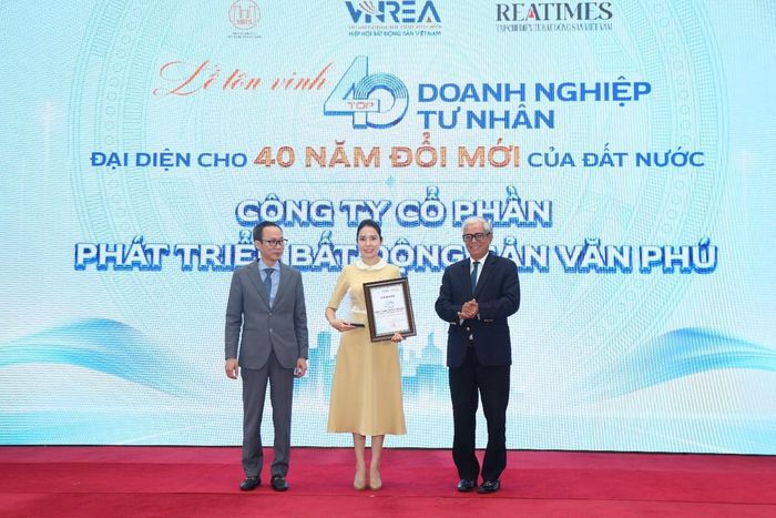 Đại diện Văn Phú nhận biểu trưng Top 40 doanh nghiệp tư nhân tiêu biểu đại diện cho 40 năm đổi mới của đất nước