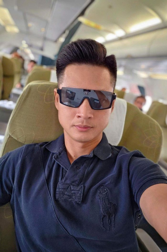 Ca sĩ Đức Tuấn tranh thủ selfie trong lúc chờ bay. 