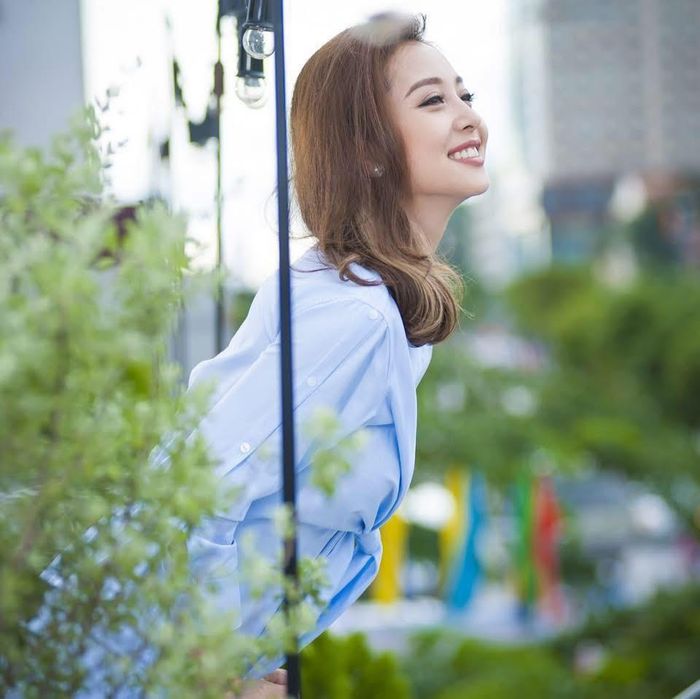 Hoa hậu Jennifer Phạm quan niệm cuộc sống vốn dĩ đơn giản nhưng chúng ta cứ làm nó trở nên phức tạp. Nàng hậu được khen trẻ đẹp dù trải qua 4 lần sinh nở. 