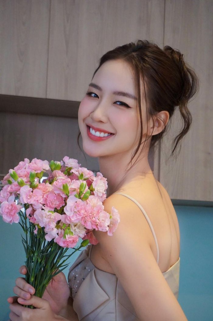 Hoa hậu Bảo Ngọc ngẫu hứng chụp ảnh với hoa, được khen như "nàng thơ". 