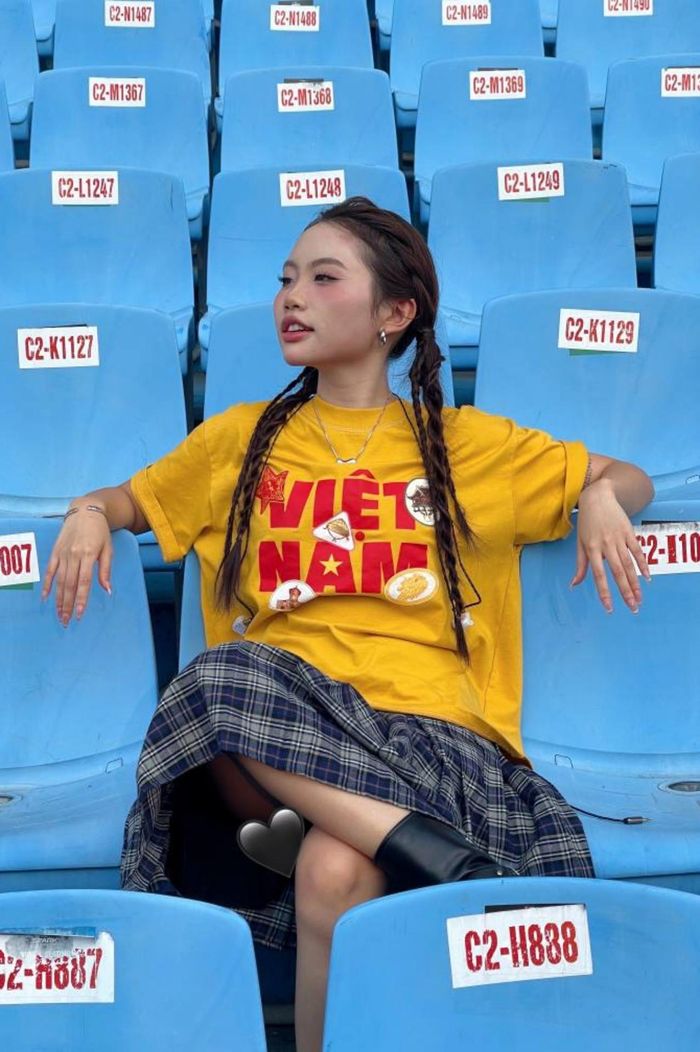 Ca sĩ Phương Mỹ Chi tận hưởng giây phút thảnh thơi giữa lúc duyệt concert. 