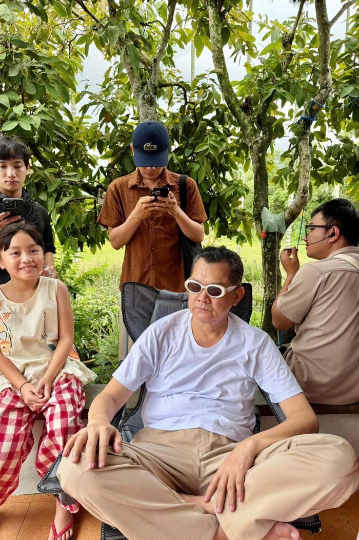 NSƯT Hữu Châu tếu táo ví mình là "xã hội đen" của đoàn phim. 