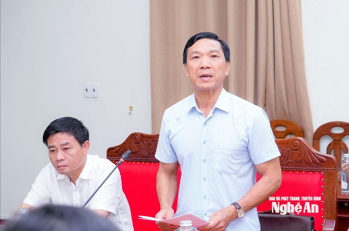 Phó Trưởng ban Nội chính Tỉnh ủy Hồ Xuân Bảy báo cáo tình hình, kết quả công tác nội chính, phòng chống tham nhũng, lãng phí, tiêu cực, cải cách tư pháp tháng 9, nhiệm vụ trọng tâm tháng 10/2025. Ảnh: Phạm Bằng