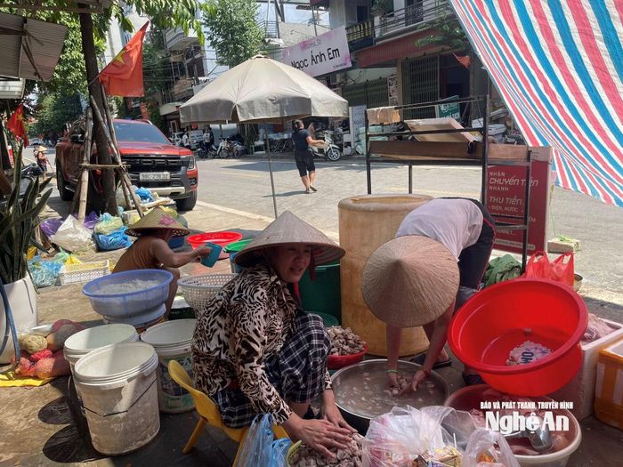 3 ngày qua, bếp ăn dã chiến của Đội xe cứu thương 0 đồng Nghệ An đã nấu hàng nghìn suất cơm cứu trợ. Ảnh: CSCC