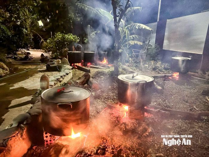 Những bếp lửa đỏ rực nấu bánh để kịp cho những chuyến xe cứu trợ ra Thái Nguyên. Ảnh: CSCC