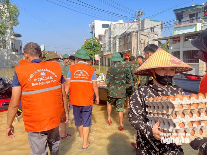 Những chuyến hàng cứu trợ, tiếp tế của người dân Nghệ An đến với bà con vùng lũ Bắc Ninh. Ảnh: CSCC