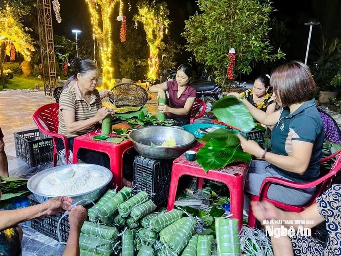 Bà con nơi đây cũng vừa trải qua đợt lũ kinh hoàng, chịu nhiều thiệt hại song khi nghe tin các tỉnh phía Bắc lũ lụt, họ lại cùng chung tay gói bánh cứu trợ. Ảnh: CSCC