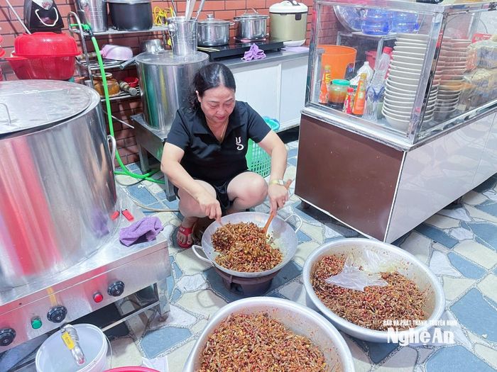 Bà Bích Điệp chế biến 100 hộp cá khô rim lạc để gửi cho bếp ăn dã chiến ở Bắc Ninh. Ảnh: T.P