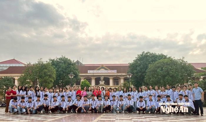 Đội tuyển tham dự Kỳ thi học sinh giỏi tỉnh lớp 12 của Trường THPT Nguyễn Xuân Ôn. Ảnh: NTCC