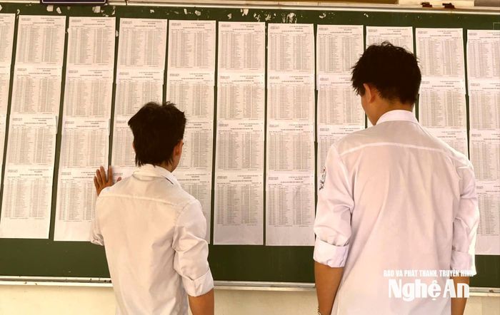 Các thí sinh kiểm tra thông tin trước khi bước vào môn thi đầu tiên vào chiều ngày 10/10. Ảnh: Mỹ Hà