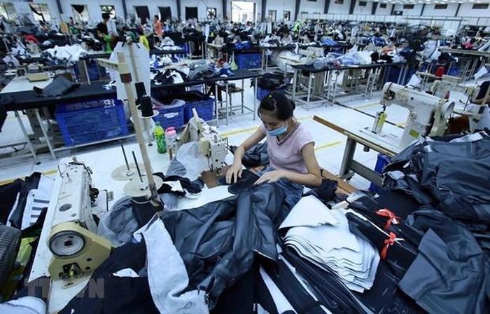 Doanh nghiệp Việt Nam sản xuất hàng dệt may xuất khẩu. Ảnh: Phạm Kiên/TTXVN