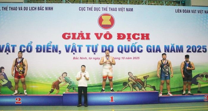 Vận động viên Nguyễn Văn Bảo của Bắc Ninh (bục số 1) giành Huy chương Vàng hạng cân 130 kg vật cổ điển.