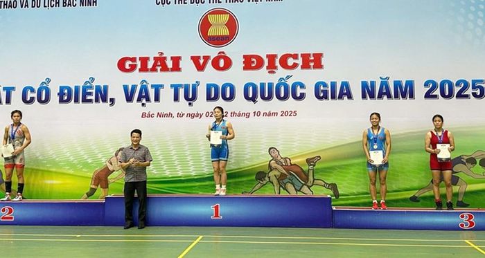 Vận động viên Trần Thị Ánh của Bắc Ninh (bục số 1) giành Huy chương Vàng hạng cân 59 kg vật tự do nữ.