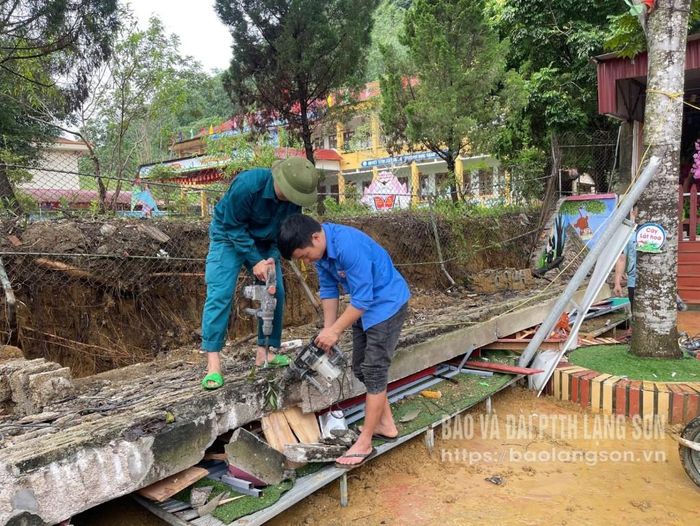 Thanh niên xã Tân Tri hỗ trợ Trường Mầm non Tân Tri giải phóng đoạn tường bao bị đổ