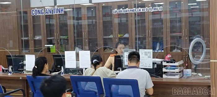 Người dân đến làm thủ tục tại Trung tâm Phục vụ Hành chính công tỉnh Lào Cai