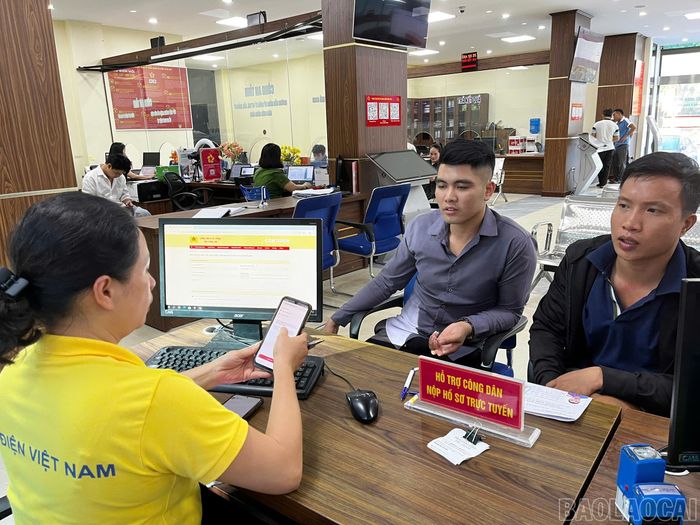 Cán bộ Trung tâm Phục vụ Hành chính công tỉnh Lào Cai trực tiếp hỗ trợ người dân cách nộp hồ sơ trực tuyến.