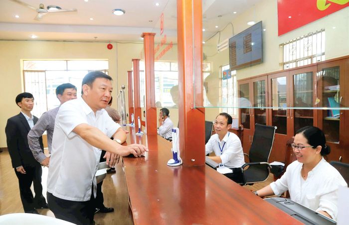 Đồng chí Bùi Thắng, Phó Bí thư Tỉnh ủy trao đổi với cán bộ, công chức Trung tâm PVHCC phường B’Lao. Ảnh: Khánh Phúc