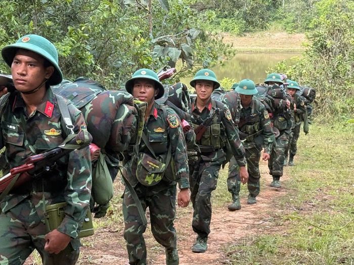 Cán bộ, chiến sĩ LLVT tỉnh Lâm Đồng thực hiện nhiệm vụ huấn luyện