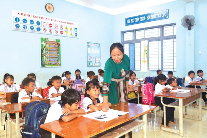 Giờ học của cô và trò Trường Tiểu học Y Jút, xã Cư Jút. Ảnh: Nguyễn Hiền