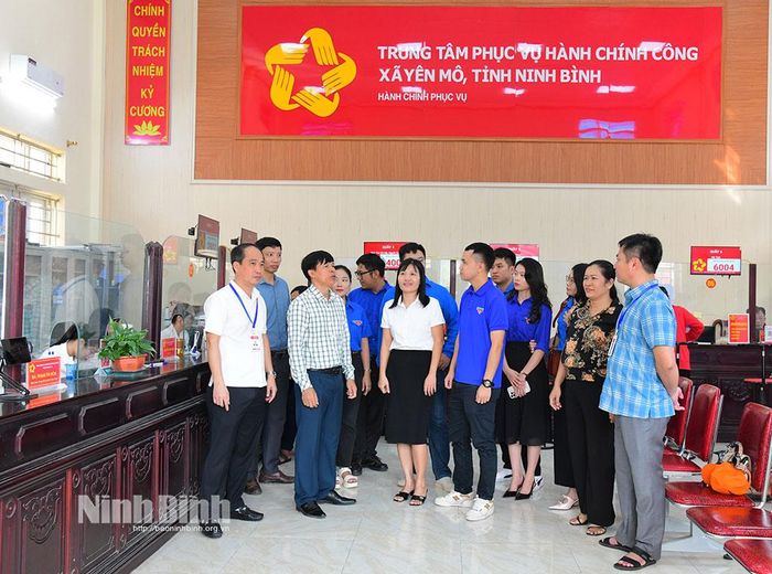 Lãnh đạo UBND xã Yên Mô giới thiệu về Trung tâm phục vụ hành chính công của xã.