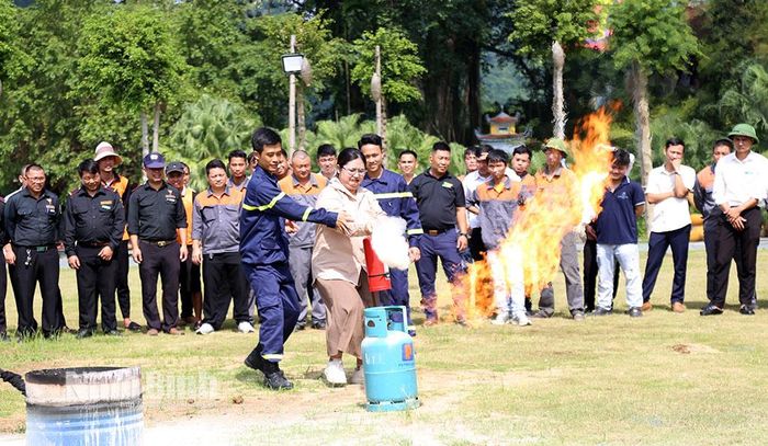Cán bộ Phòng Cảnh sát PCCC và CNCH, Công an tỉnh, hướng dẫn cách sử dụng thiết bị dập lửa.