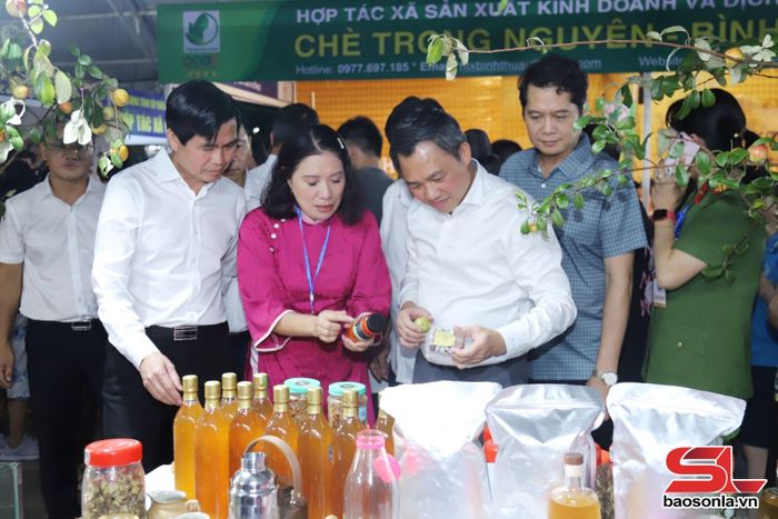 Đồng chí lãnh đạo tỉnh thăm gian hàng của xã Ngọc Chiến.