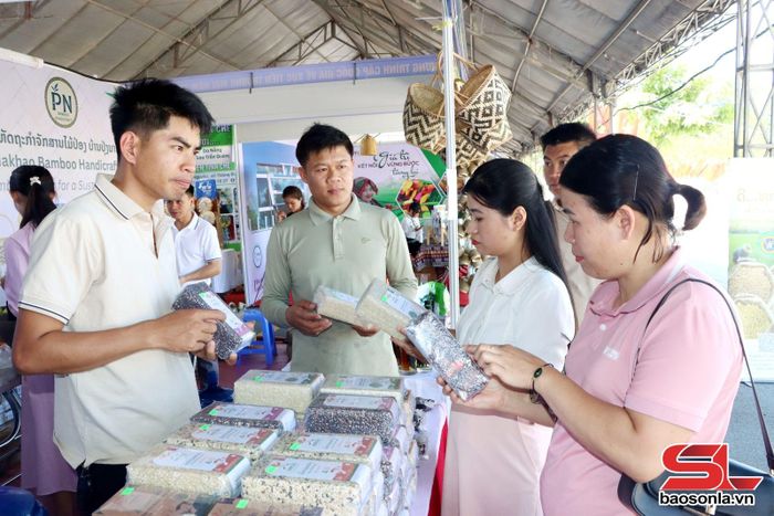 Gian hàng của tỉnh Hủa Phăn.