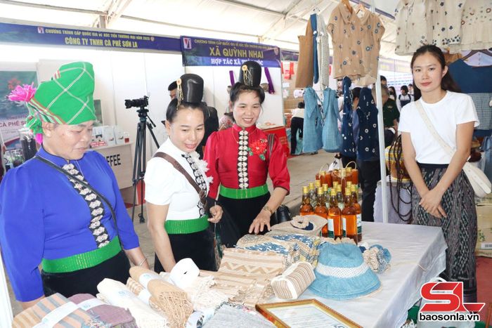 Nhân dân lựa chọn các sản phẩm tại hội chợ.