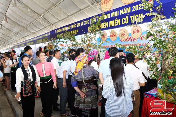 Đông đảo nhân dân tham quan, mua sắm tại hội chợ.