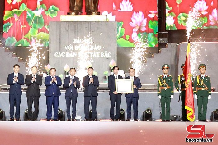 Đồng chí Lê Minh Hoan, Phó Chủ tịch Quốc hội chuyển trao Huân chương Lao động hạng Nhất cho Đảng bộ, chính quyền và nhân dân các dân tộc tỉnh Sơn La.