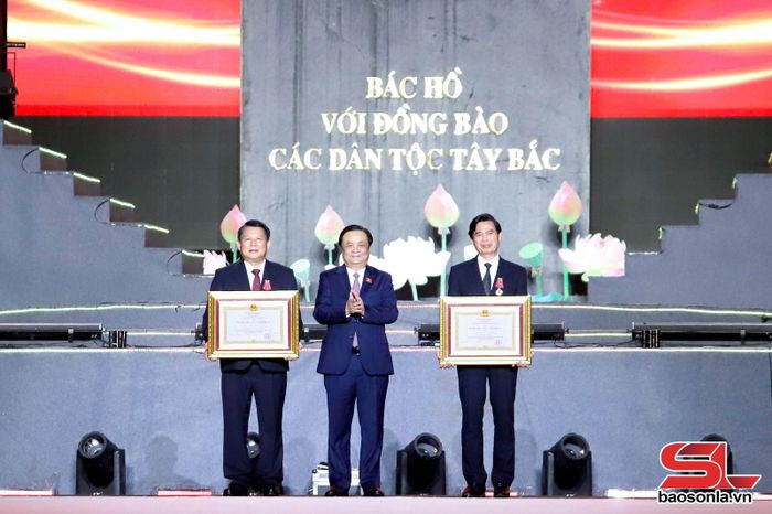 Đồng chí Lê Minh Hoan, Phó Chủ tịch Quốc hội chuyển trao Huân chương Lao động hạng Ba cho đồng chí Hoàng Quốc Khánh, Bí thư Tỉnh ủy và đồng chí Lò Minh Hùng, Phó Bí thư Thường trực Tỉnh ủy.