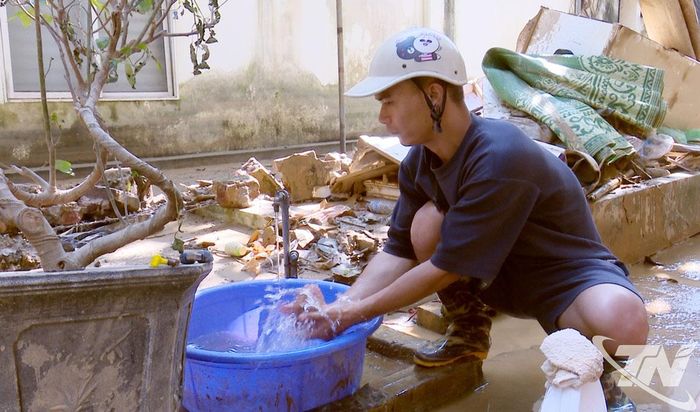 Người dân rất cần nguồn nước sinh hoạt, vệ sinh đồ dùng, nhà cửa ngay sau lũ rút.