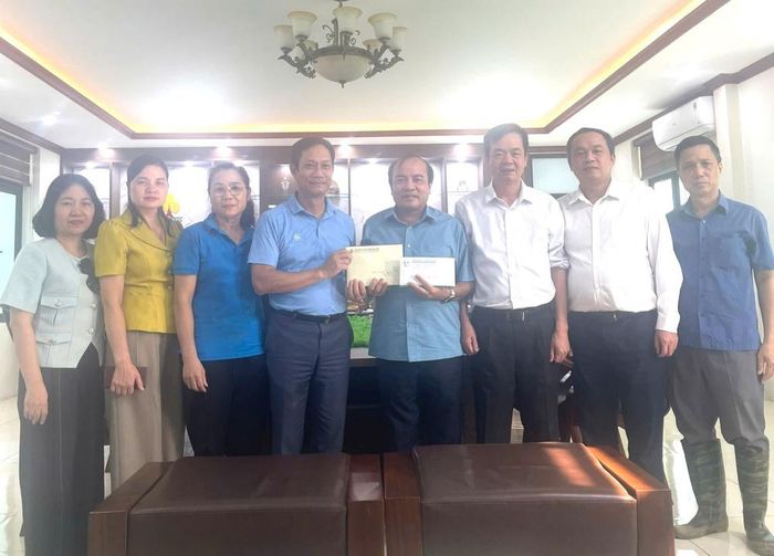 Đoàn công tác trao quà tại Công ty CP Giấy Hoàng Văn Thụ.