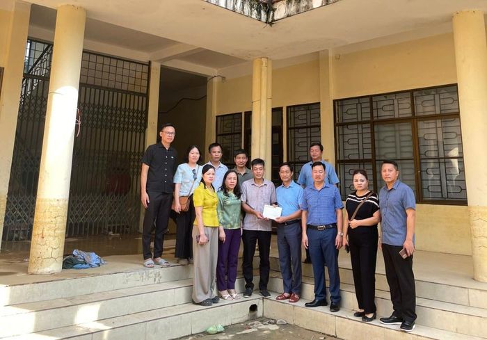 Đoàn công tác trao quà tại Trường Cao đẳng Công nghiệp Thái Nguyên.