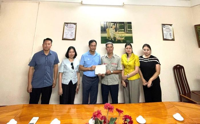 Đoàn công tác trao quà tại Trường Cơ khí Luyện kim Thái Nguyên