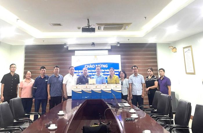 Đoàn công tác trao quà tại Công ty Thép Việt - Sing.