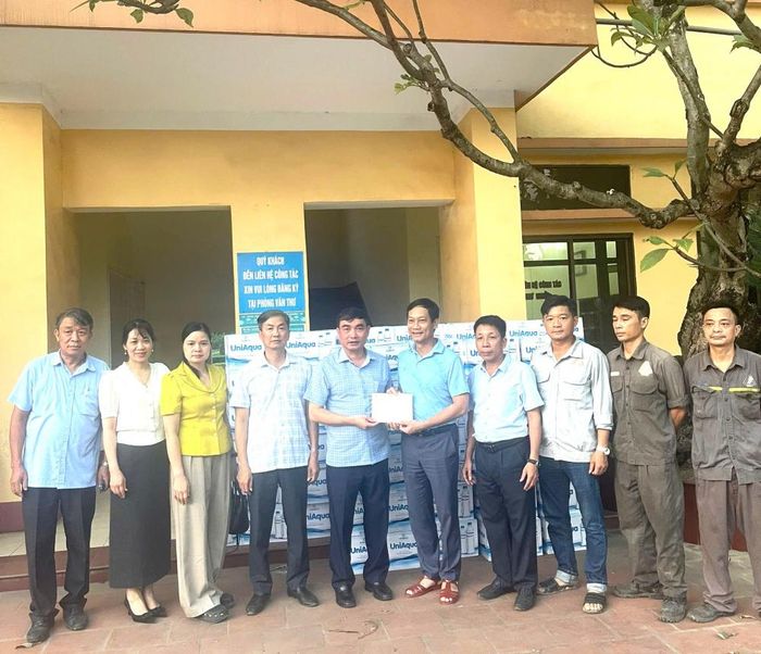 Đoàn công tác trao quà tại Công ty Cổ phần Gang thép Thái Nguyên.