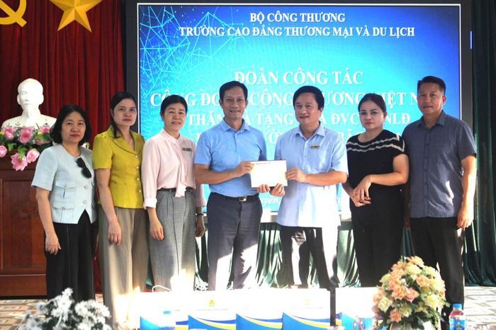 Đoàn công tác trao quà tại Trường Cao đằng Thương Mại và Du lịch