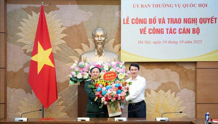Đại diện lãnh đạo Bộ Ngoại giao tặng hoa chúc mừng Phó Chủ nhiệm Ủy ban Quốc phòng, An ninh và Đối ngoại Trần Đức Thuận
