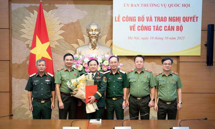 Thường trực Ủy ban Quốc phòng, An ninh và Đối ngoại tặng hoa chúc mừng Phó Chủ nhiệm Ủy ban Quốc phòng, An ninh và Đối ngoại Trần Đức Thuận
