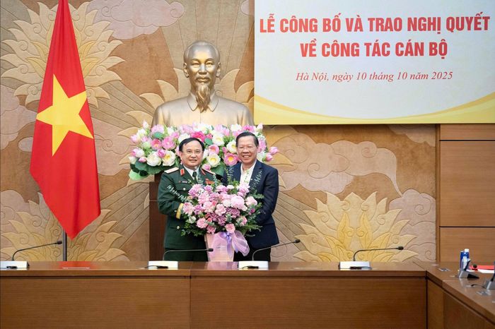 Chủ nhiệm Ủy ban Kinh tế và Tài chính Phan Văn Mãi tặng hoa chúc mừng Phó Chủ nhiệm Ủy ban Quốc phòng, An ninh và Đối ngoại Trần Đức Thuận