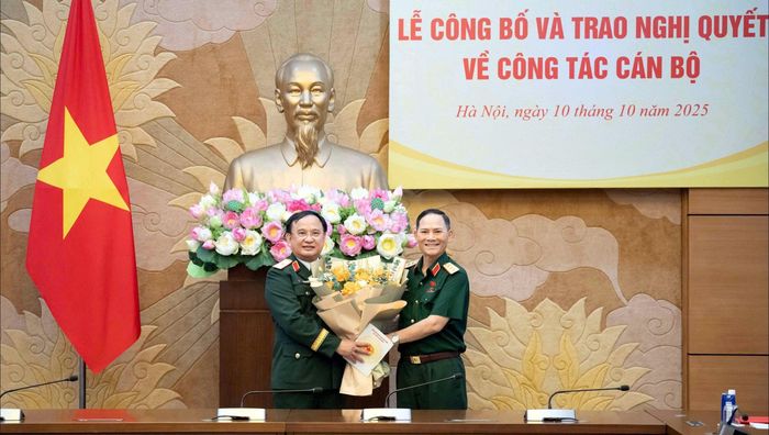 Đại diện đơn vị của Bộ Quốc phòng tặng hoa chúc mừng Phó Chủ nhiệm Ủy ban Quốc phòng, An ninh và Đối ngoại Trần Đức Thuận
