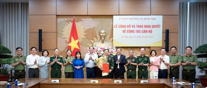 Phó Chủ tịch Quốc hội, Thượng tướng Trần Quang Phương và các đại biểu chụp hình lưu niệm