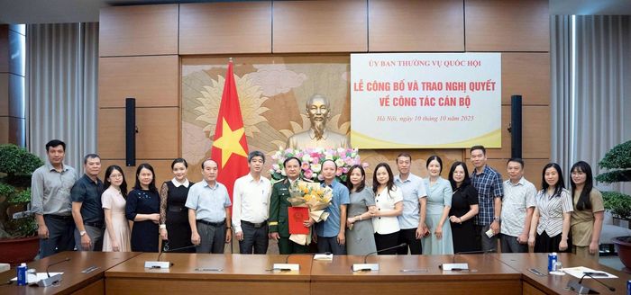 Vụ Quốc phòng, An ninh và Đối ngoại tặng hoa chúc mừng Phó Chủ nhiệm Ủy ban Quốc phòng, An ninh và Đối ngoại Trần Đức Thuận