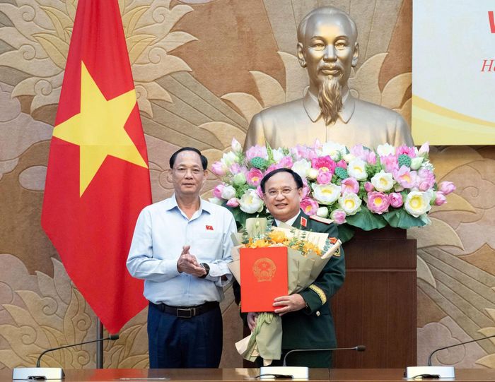Phó Chủ tịch Quốc hội, Thượng tướng Trần Quang Phương trao Nghị quyết và tặng hoa chúc mừng Phó Chủ nhiệm Ủy ban Quốc phòng, An ninh và Đối ngoại Trần Đức Thuận