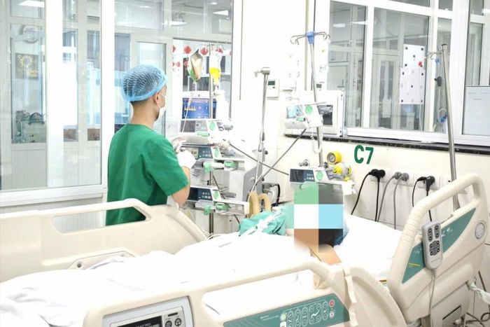 Một bệnh nhân sốt xuất huyết Dengue nặng điều trị tại Bệnh viện Bệnh Nhiệt đới Trung ương. Ảnh: Đặng Thanh