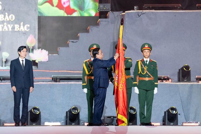 Thay mặt Lãnh đạo Đảng, Nhà nước, Phó Chủ tịch Quốc hội Lê Minh Hoan trao Huân chương Lao động hạng Nhất cho Đảng bộ, chính quyền và nhân dân các dân tộc tỉnh Sơn La