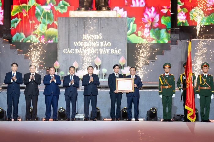Thay mặt Lãnh đạo Đảng, Nhà nước, Phó Chủ tịch Quốc hội Lê Minh Hoan trao Huân chương Lao động hạng Nhất cho Đảng bộ, chính quyền và nhân dân các dân tộc tỉnh Sơn La