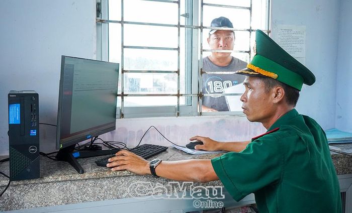 Ngư dân được hướng dẫn, hỗ trợ thủ tục trước khi ra khơi theo quy định.